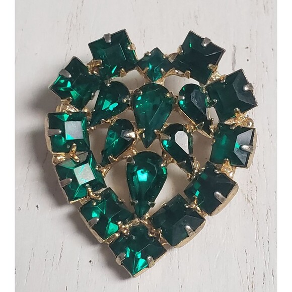 Vintage Emerald Green Rhinestone Heart Prong Set Gold Tone Brooch - Picture 10 of 16